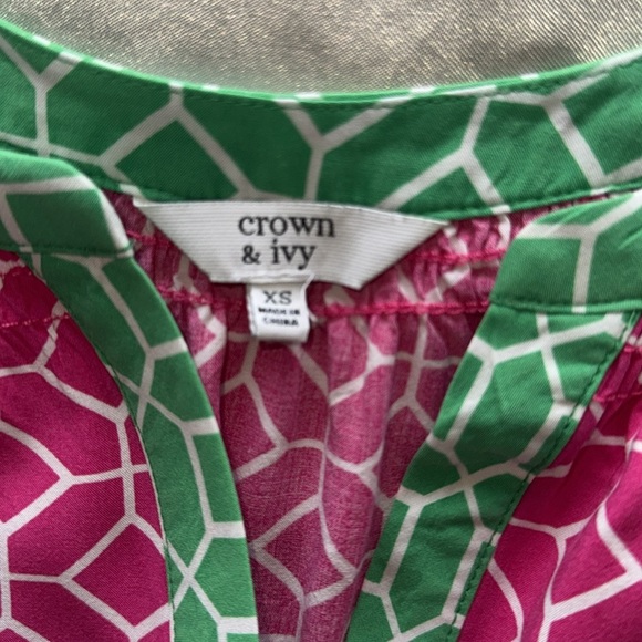 Crown & Ivy Boho Pink & Green Geo Print Popover Tunic Top Smocked V-neck Sz XS - Picture 8 of 14